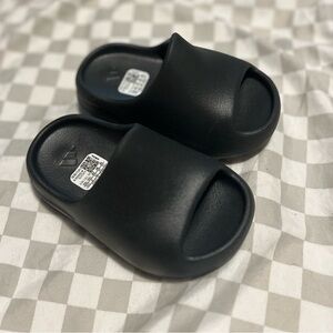 Adidas Yeezy Slide Onyx Little Kids Size 8K HQ4115 Kanye West YZY 2022
